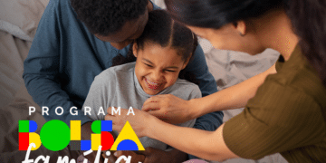 Família feliz abraçada com logo do Programa Bolsa Família ilustrando a Regra de Proteção