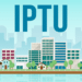 Ilustração de cidade com prédios e casas residenciais e texto IPTU em destaque representando imposto municipal.