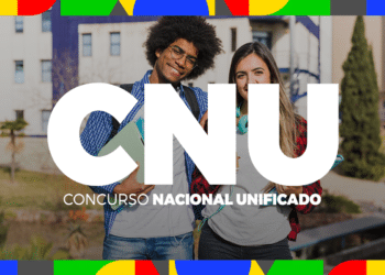 Dois candidatos do Concurso Nacional Unificado consultando informações sobre recursos.