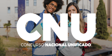 Dois candidatos do Concurso Nacional Unificado consultando informações sobre recursos.
