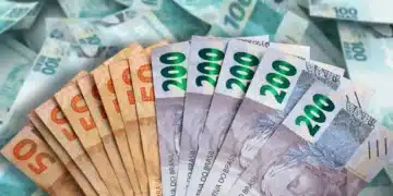 Notas de R$ 50 e R$ 200, representando os valores que podem ser sacados pelo trabalhador no saque calamidade do FGTS, com destaque para a possibilidade de retirar até R$ 6.220 até abril de 2026.