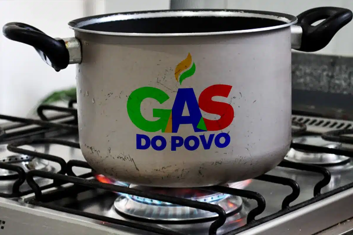 funcionamento segunda etapa gas do povo 2026 Uma panela grande de metal sobre a chama acesa de um fogão, com o logotipo do programa "Gás do Povo" aplicado na lateral da panela.