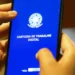 Pessoa acessando aplicativo da Carteira de Trabalho Digital em smartphone