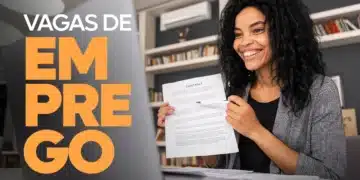 Mulher sorridente segurando contrato de trabalho em frente a laptop, simbolizando oportunidades de emprego com vagas no banco Bradesco.