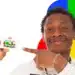 Homem sorrindo aponta para cartão do Bolsa Família sobre fundo colorido