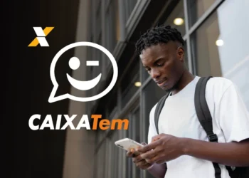 Homem usando o celular enquanto acessa o Caixa Tem para consultar o benefício do Pé-de-Meia.