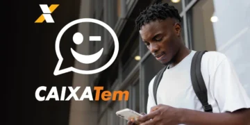 Homem usando o celular enquanto acessa o Caixa Tem para consultar o benefício do Pé-de-Meia.