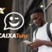 Homem usando o celular enquanto acessa o Caixa Tem para consultar o benefício do Pé-de-Meia.