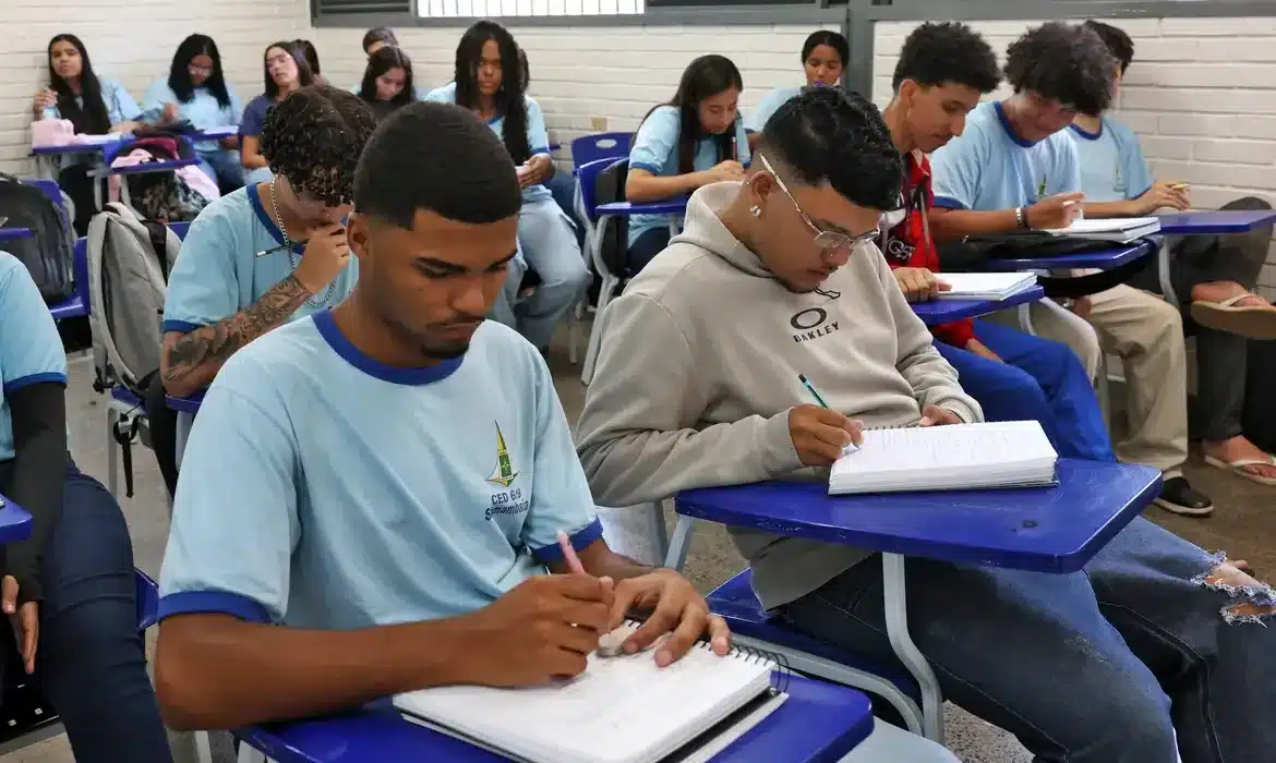 Estudantes de tempo integral com maior benefício do Pé-de-Meia Estudantes de tempo integral participando de atividades educativas, em sala de aula