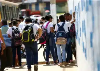 Alunos participando de atividades no período integral, aproveitando os benefícios do programa Pé-de-Meia.