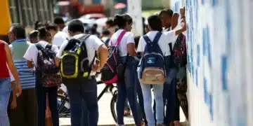 Alunos participando de atividades no período integral, aproveitando os benefícios do programa Pé-de-Meia.