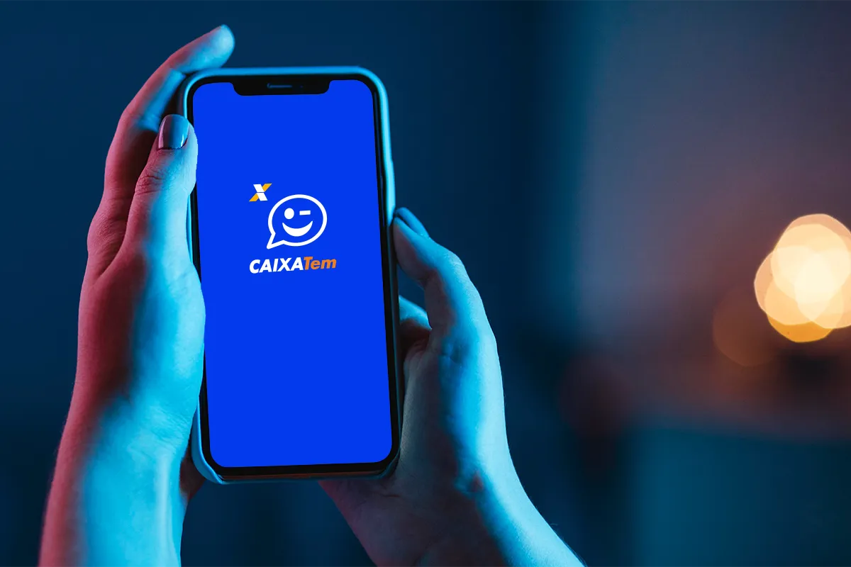 Caixa Tem no celular Usuário segurando o celular com o app Caixa Tem aberto, pronto para liberar o acesso ao benefício.