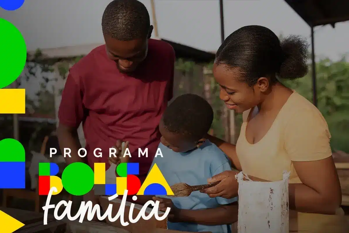 Bolsa Família 2026: apoio a famílias em situação de vulnerabilidade. Família recebendo o benefício do Bolsa Família em 2026, com foco em pais e filhos em um ambiente doméstico.