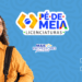 Estudante sorridente com livros, representando o programa Pé-de-Meia Licenciaturas 2026.