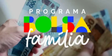 Imagem representando o programa Bolsa Família, com uma mão segurando notas de 100 e 50 reais, com o logotipo colorido do programa sobreposto.