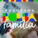 Imagem representando o programa Bolsa Família, com uma mão segurando notas de 100 e 50 reais, com o logotipo colorido do programa sobreposto.