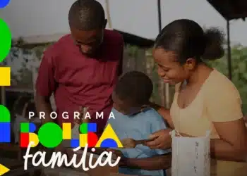 Família com crianças em atividade doméstica representando beneficiários do Programa Bolsa Família.