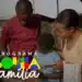 Família com crianças em atividade doméstica representando beneficiários do Programa Bolsa Família.