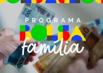 Mãos segurando cédulas de real com arte do programa Bolsa Família, indicando pagamento liberado em janeiro.