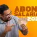 Trabalhador confere cédulas de dinheiro ao lado de arte sobre o Abono Salarial 2026.