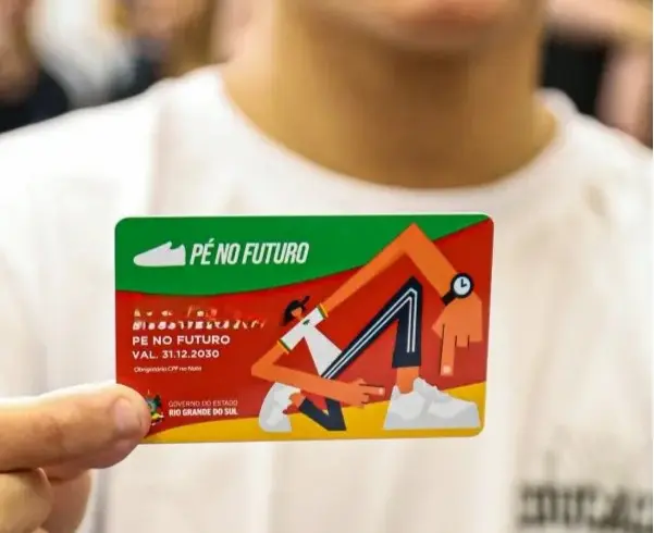 Cartão 'Pé no Futuro' Cartão do programa 'Pé no Futuro', com o logo e detalhes de validade, utilizado para a retirada do benefício em 2026.