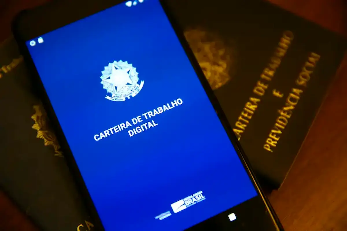 Consulta ao PIS/NIS Imagem do aplicativo Carteira de Trabalho Digital mostrando informações trabalhistas, incluindo o número do PIS/NIS.