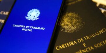 Tela do celular exibindo a Carteira de Trabalho Digital ao lado da versão física, simbolizando a digitalização dos registros profissionais.