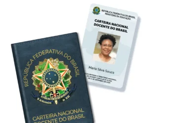 Carteira Nacional Docente do Brasil com foto da professora Maria Silva Souza e capa azul com brasão nacional