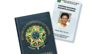 Carteira Nacional Docente do Brasil com foto da professora Maria Silva Souza e capa azul com brasão nacional