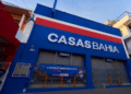 Fachada azul da loja Casas Bahia com logo em letras brancas e faixa vermelha no topo.