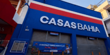 Fachada azul da loja Casas Bahia com logo em letras brancas e faixa vermelha no topo.