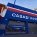 Fachada azul da loja Casas Bahia com logo em letras brancas e faixa vermelha no topo.