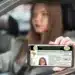 Mulher exibindo a versão digital da CNH no celular enquanto está dentro de um carro.