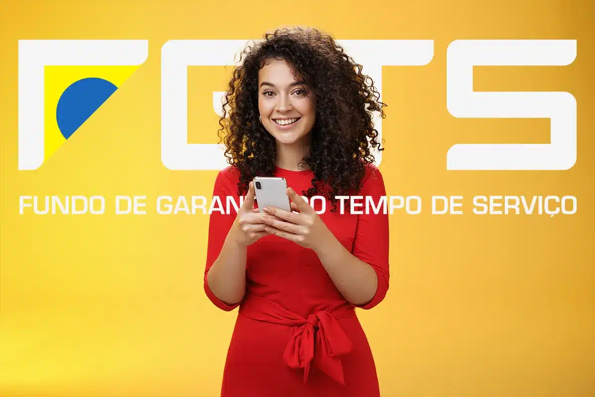 guia como funciona saque aniversario fgts 2026 Mulher jovem sorridente, de cabelos cacheados e blusa vermelha, segurando um smartphone. Ao lado dela, em um fundo amarelo vibrante, aparece o logotipo branco do FGTS com a frase "Fundo de Garantia do Tempo de Serviço".
