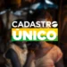 Logotipo oficial do Cadastro Único (CadÚnico) em destaque, com as cores branco, amarelo e verde, sobreposto a uma imagem desfocada de uma família em ambiente de moradia precária.