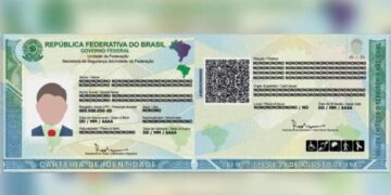 Modelo da nova Carteira de Identidade Nacional (CIN) do Brasil em tons de azul e verde, exibindo o QR Code frontal e elementos de segurança.
