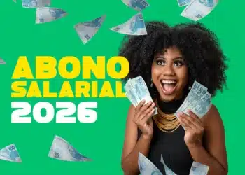 Mulher negra jovem com cabelos cacheados, sorrindo e com expressão de surpresa positiva, segurando várias notas de 100 reais em ambas as mãos. Ao fundo verde, destaca-se o texto em letras grandes: "ABONO SALARIAL 2026".