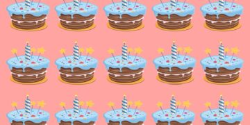 Desafio visual com uma ilustração de vários bolos de aniversário com cobertura azul, velas coloridas e estrelas, fundo rosa.