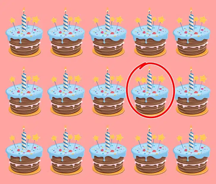 Encontre o bolo diferente entre os bolos de aniversário com velas e estrelas Desafio visual com uma ilustração de vários bolos de aniversário com cobertura azul, velas coloridas e estrelas, fundo rosa.