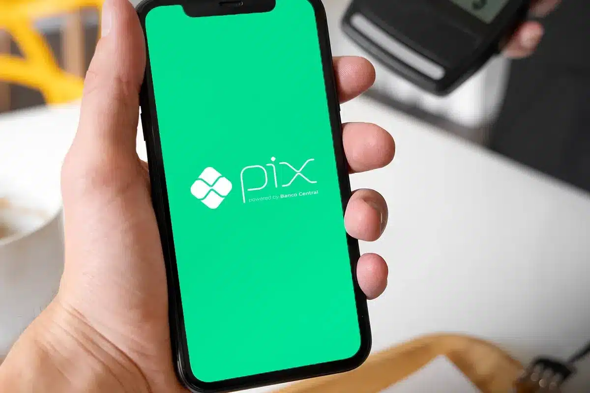 Receita Federal desmente fake news sibre o Pix. Smartphone exibindo logo do Pix, com foco na facilidade e segurança do sistema de pagamentos instantâneos.