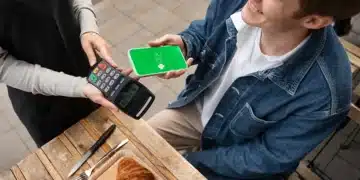 Pagamento via Pix sendo realizado em um ponto de venda, com smartphone exibindo a interface do Pix.