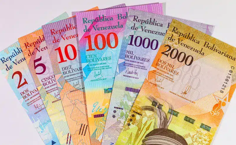 Notas de Bolívares: o impacto da hiperinflação na economia da Venezuela Notas de bolívares venezuelanos, moeda local em circulação no país em meio à crise econômica, ilustrando o salário mínimo na Venezuela.