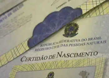 Uma certidão de nascimento brasileira com detalhes do registro civil, relacionada ao processo de emissão de 1ª via.