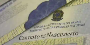 Uma certidão de nascimento brasileira com detalhes do registro civil, relacionada ao processo de emissão de 1ª via.