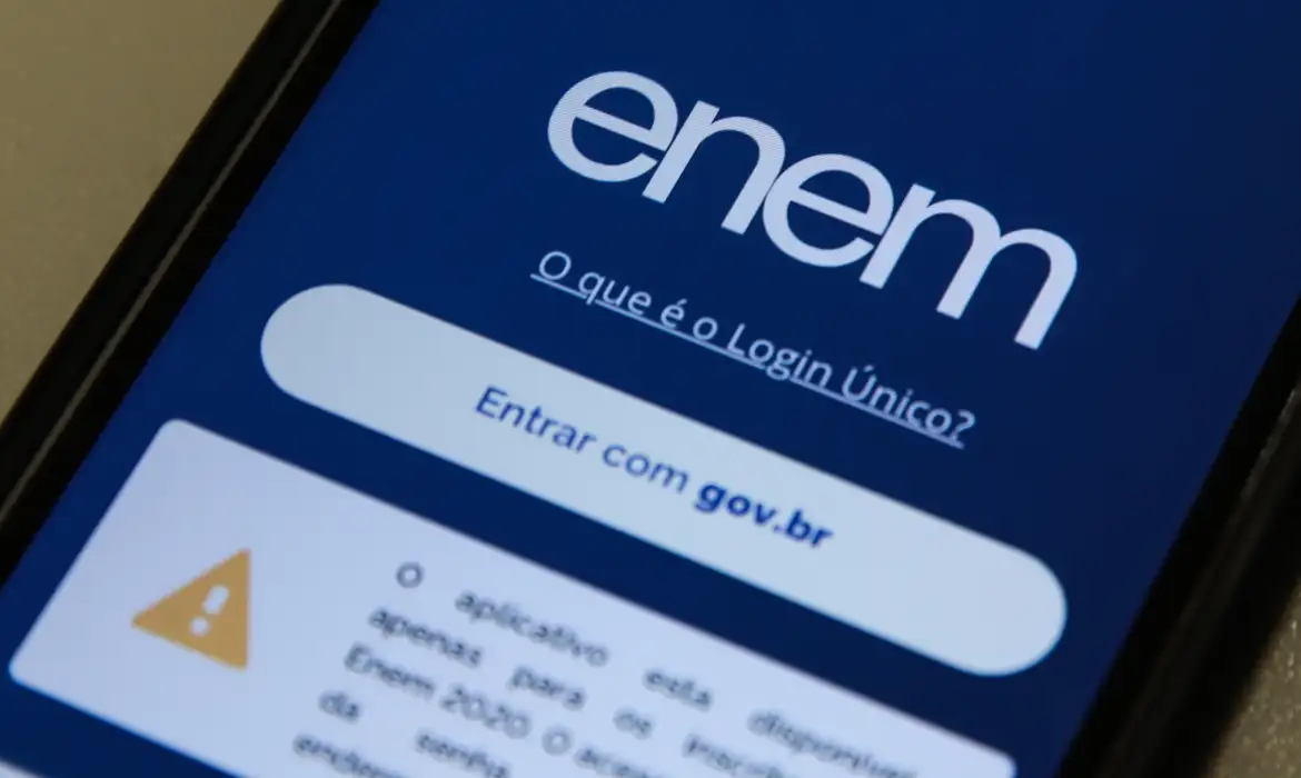 login pagina do participante enem 2025 Visão aproximada da tela de um smartphone exibindo a logomarca do Enem e o campo de acesso "Entrar com gov.br", destacando o ponto de partida para a consulta de notas.