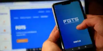 Pessoa acessando o aplicativo FGTS no celular com a interface da Caixa Econômica para verificar saldo e movimentações.
