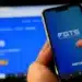 Pessoa acessando o aplicativo FGTS no celular com a interface da Caixa Econômica para verificar saldo e movimentações.