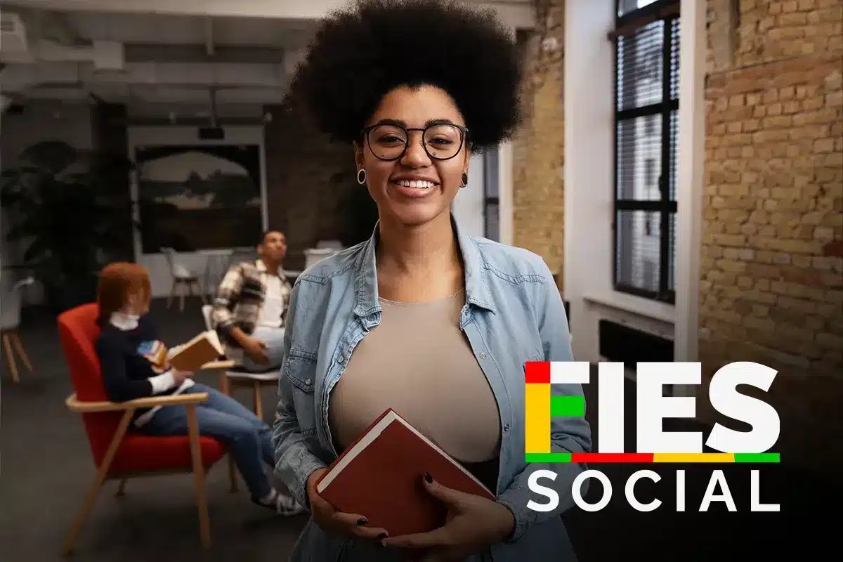 FIES 2026: inscrições abertas de 3 a 6 de fevereiro. Estudante sorrindo com o logo do FIES Social, representando a oportunidade de financiamento educacional para 2026.