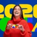 Mulher sorrindo com cartão do Bolsa Família, destacando os pagamentos de 2026 e os grupos prioritários do programa.