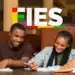 Dois estudantes sorrindo enquanto estudam juntos, representando a colaboração e a busca por educação superior com o apoio do FIES.